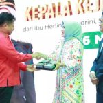 Ketua DPRD Nuryanto Berikan Cenderamata dalam Momen Spesial Pisah Sambut Kajari Batam