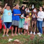 Jelang Imlek, Komunitas Rumpies Bagikan Nasi Bungkus ke Kaum Marginal