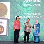 Bupati Bengkalis Kasmarni Terima Piala Adipura Kota Kecil Terbersih