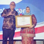Bupati Kasmarni Terima Penghargaan Cakaplah Award