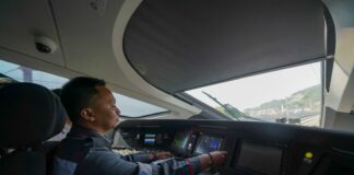 Hadiah HUT RI dari KCIC – Masinis Whoosh Indonesia Telah Mengemudikan Kereta Berpenumpang