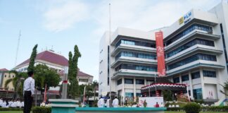 PLN Batam Gelar Upacara Bendera dan Serahkan Bantuan BPJS ke Masyarakat