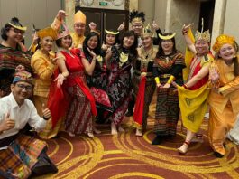 Umi Khulsum Ph.D Penari Konsultan Pajak Indonesia Memukau Peserta AOTCA