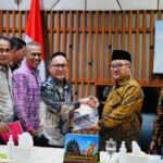 Wakili Bupati, Sekda Bengkalis Serahkan Dokumen Usulan Peningkatan Pendidikan kepada Menteri Pendidikan Dasar dan Menengah Republik Indonesia