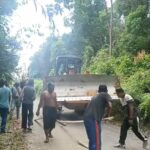 Meski Hujan Deras Warga Desa Selayar Kompak Gotong Royong Perbaiki Jalan Rusak