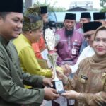 Bupati Kasmarni Serahkan Hadiah Kepada Para Pemenang Lomba Permainan Tadisional