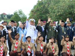 Ucapkan Selamat Hari Pahlawan, Ketua DPRD Kota Batam Ikuti Upacara dan Tabur Bunga di Mako Kodaeral IV